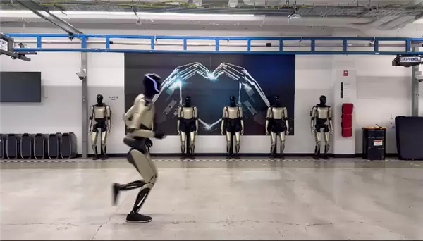 马斯克晒擎天柱跑步 出镜视频仅4秒 团队:刷新个人纪录