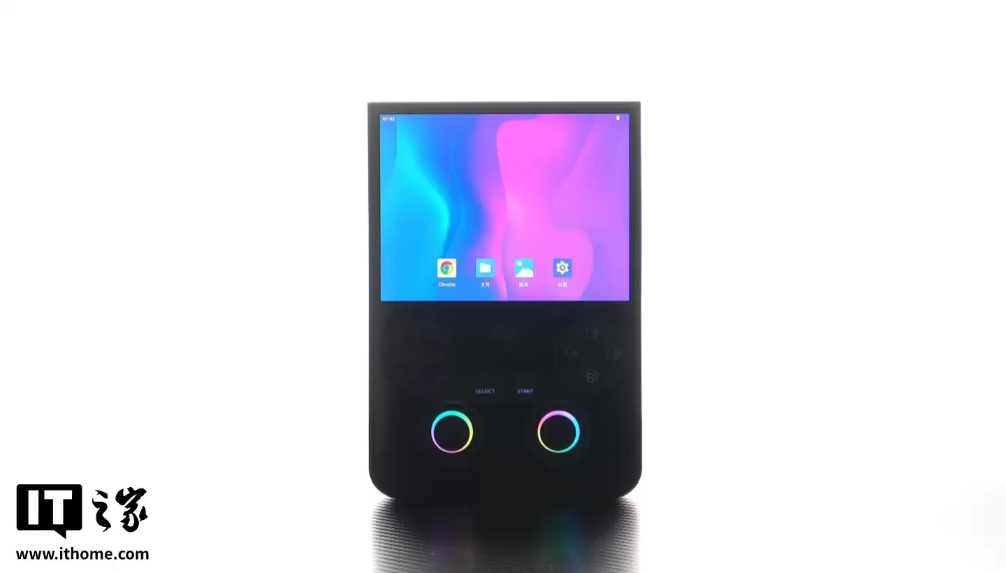 Anbernic 安伯尼克 RG477V 掌机亮相：主动散热风扇设计，竖板造型