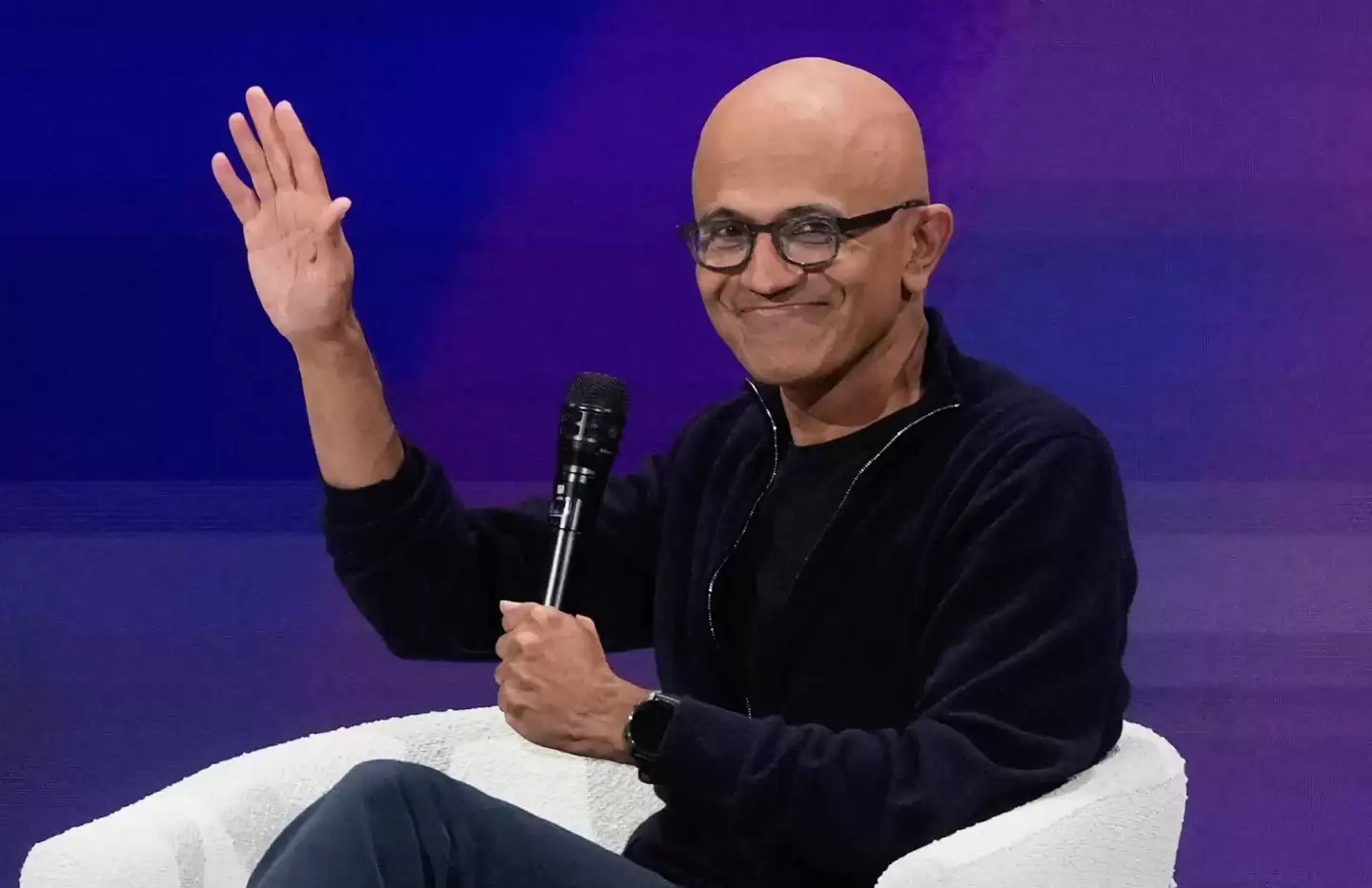 微软 CEO 纳德拉自曝正处于“自习室”模式：利用周末时间研究创业公司如何做产品，AI 时代需永远保持学习