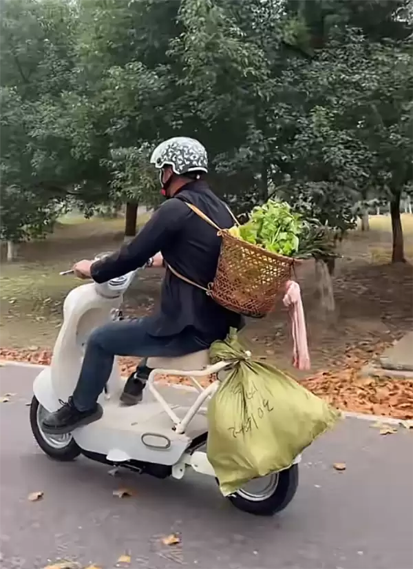 新国标电动自行车如何接小孩 网友脑洞大开：有家长让小孩躺在脚踏区