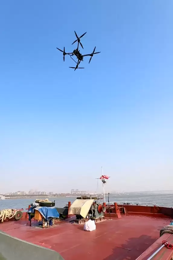 长江里面也能点外卖了：无人机直接送到船上