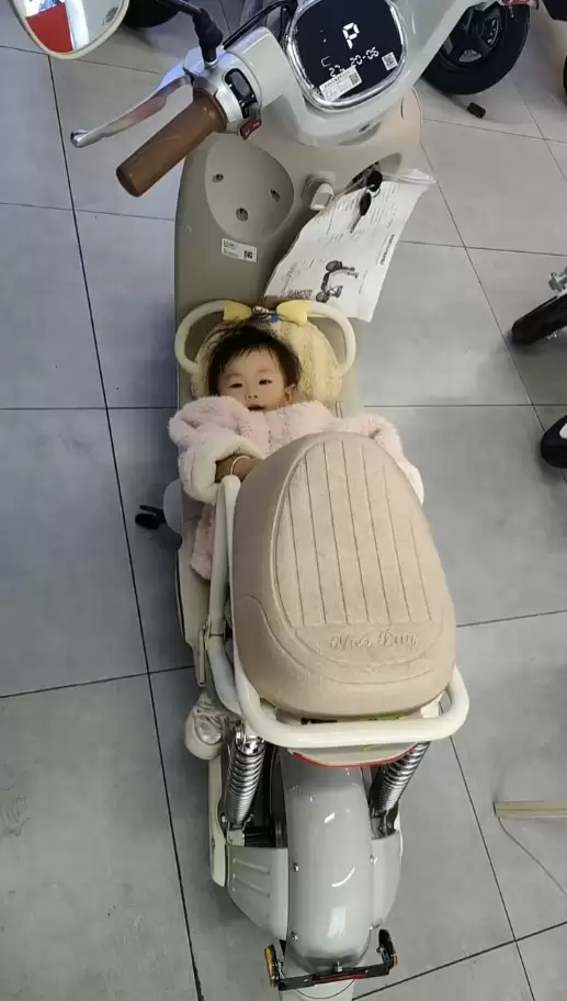 新国标电动自行车如何接小孩 网友脑洞大开：有家长让小孩躺在脚踏区