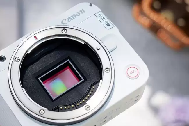 2025年拍照效果好相机:6000元价位,佳能R50V的疾速对焦与色彩玄学