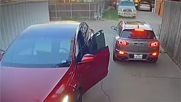 诡异！男子驾Mini Cooper外出 自己的特斯拉自动开门刮坏两车