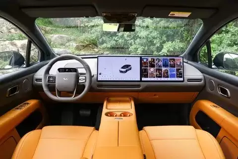 理想i6亮相广州车展：续航720km+10分钟补能500km