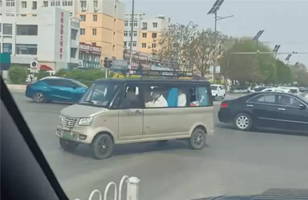 网友街头偶遇商务老头乐满载7人带窗帘