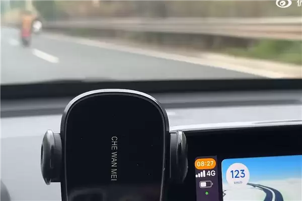 电动自行车跑上高速 时速120km/h追不上!网友:5倍新国标