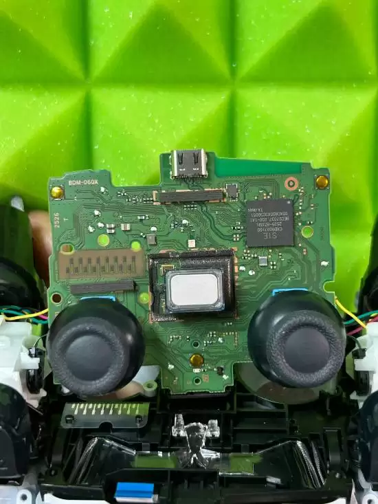 PS5新DualSense手柄续航升级 随Pro及Slim版同步推出