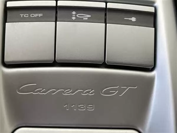 688万起 困在广州展厅里的保时捷卡雷拉GT要拍卖了：无法上牌