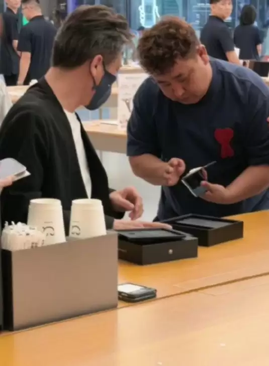 演员李乃文现身华为门店体验手机 不巧刚拿手机就出现小插曲