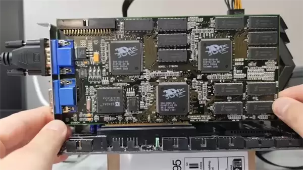 跨越25年的兼容：古老3dfx Voodoo2点亮搭载9900X的Windows 11！
