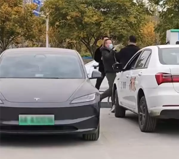 为抢充电枪 两车主在充电站上演自由搏击