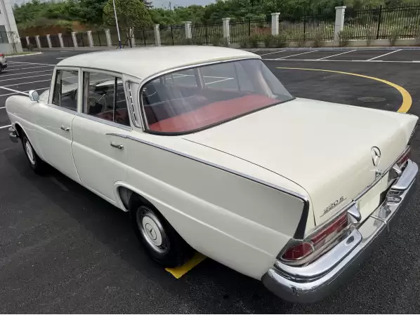 1963年奔驰古董车将拍卖：起拍价3.5万 能开能跑