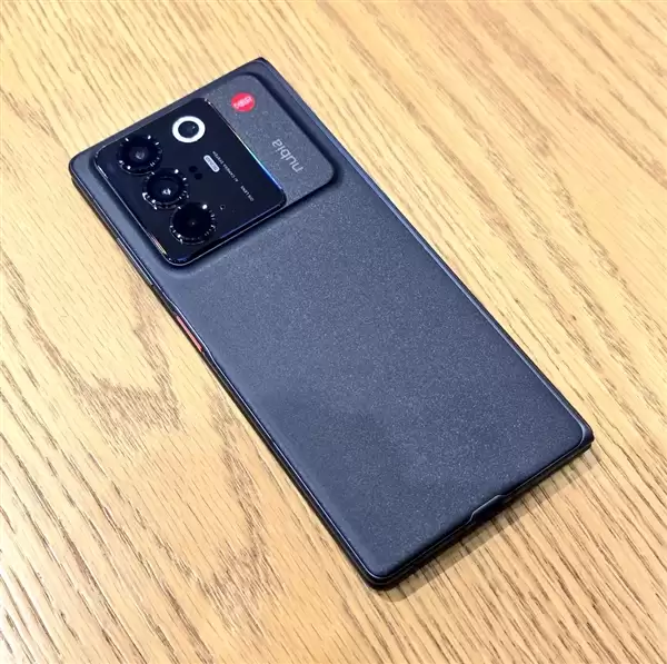 努比亚首款大折叠!努比亚Fold发布:8150元起