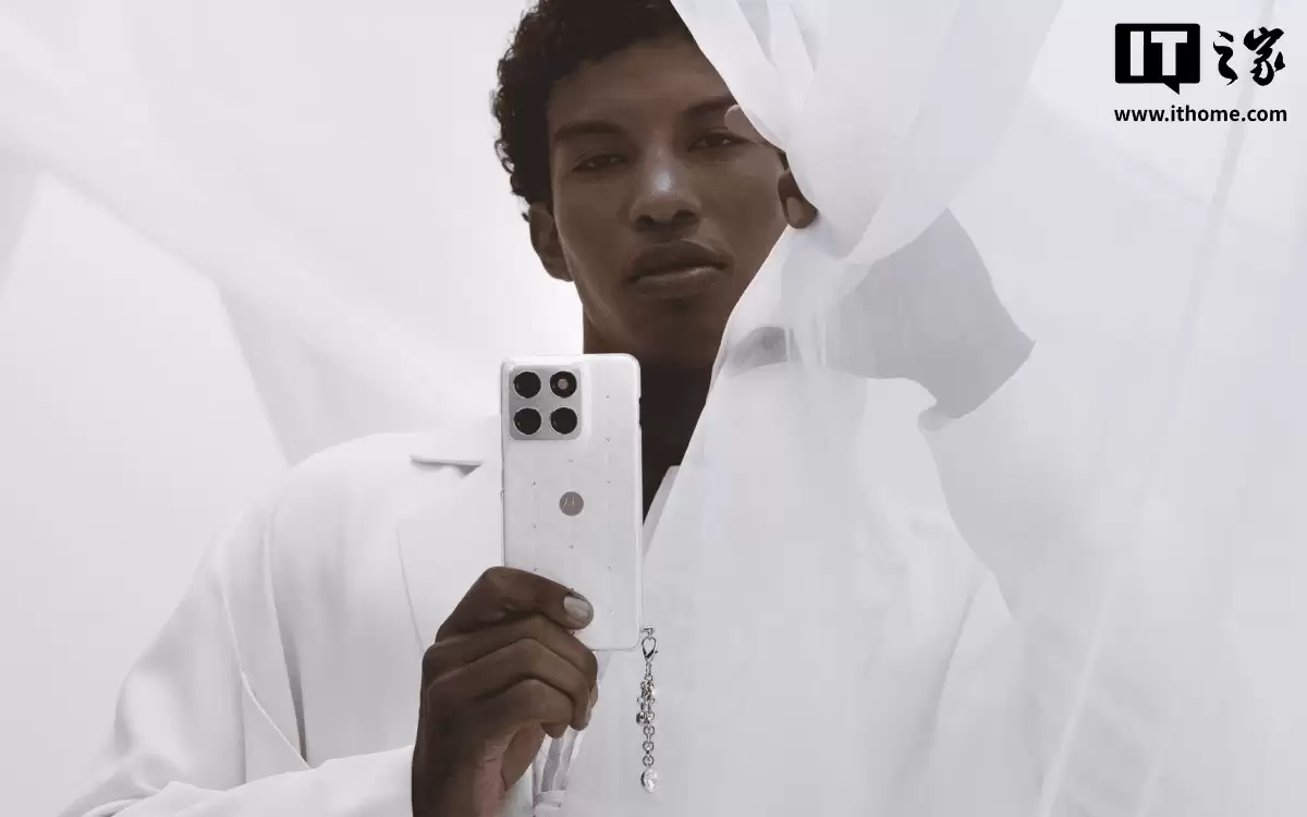 摩托罗拉施华洛世奇特别版 Edge 70 手机亮相：Pantone 2026 年度代表色“云上舞白”，背板镶嵌水晶