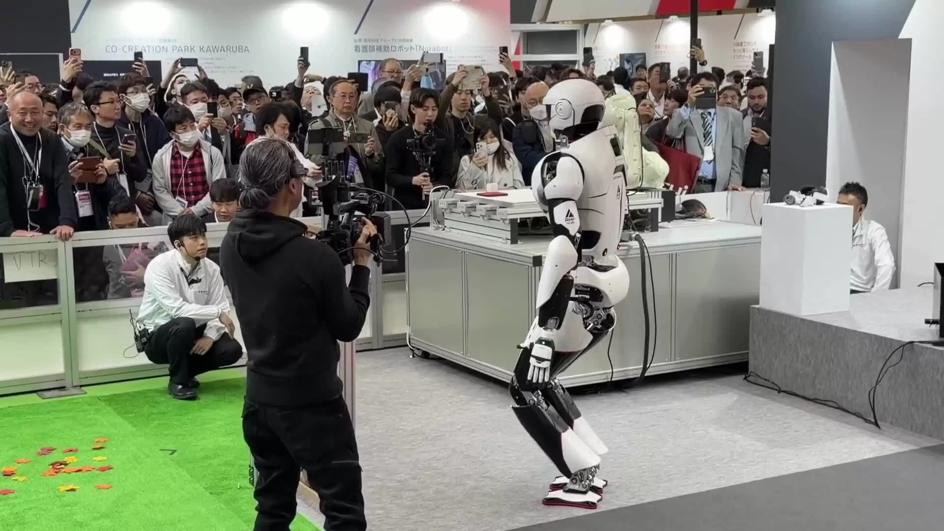 日本川崎重工推出新一代人形机器人 Kaleido 9,能扫垃圾、搬东西