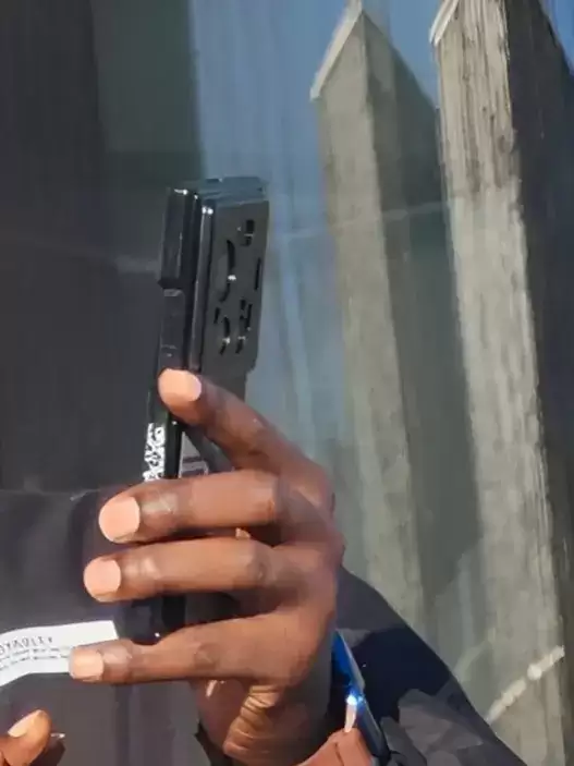 小米 17 Ultra 手机原型照片曝光，背面三摄布局