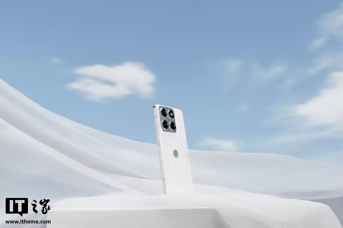 摩托罗拉施华洛世奇特别版 Edge 70 手机亮相：Pantone 2026 年度代表色“云上舞白”，背板镶嵌水晶
