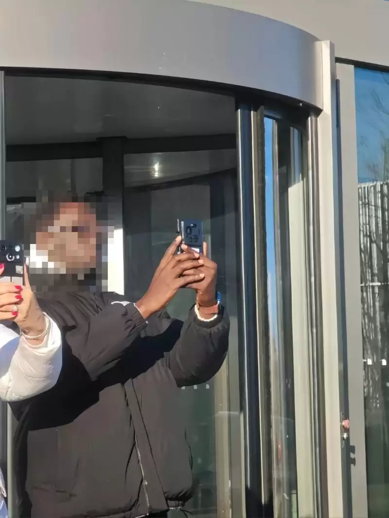 小米 17 Ultra 手机原型照片曝光，背面三摄布局