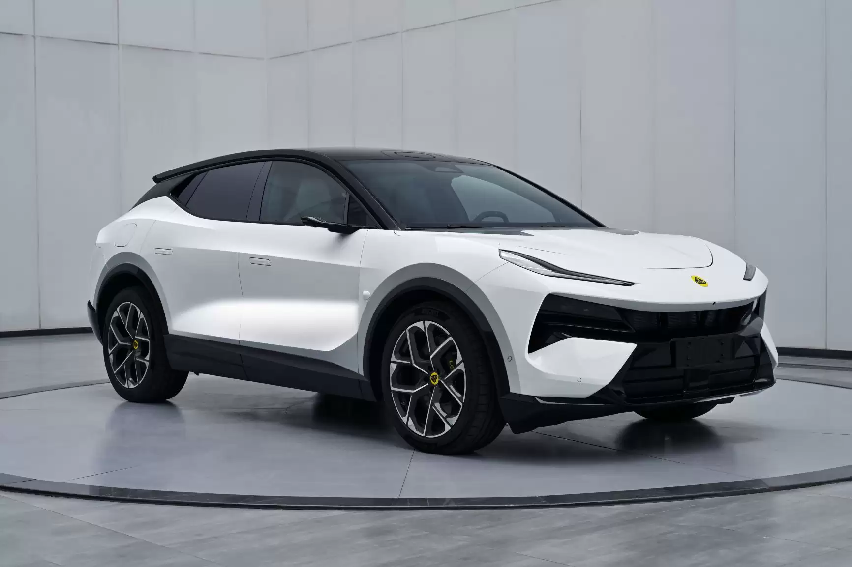 莲花首款插混SUV亮相，命名FOR ME续航破千