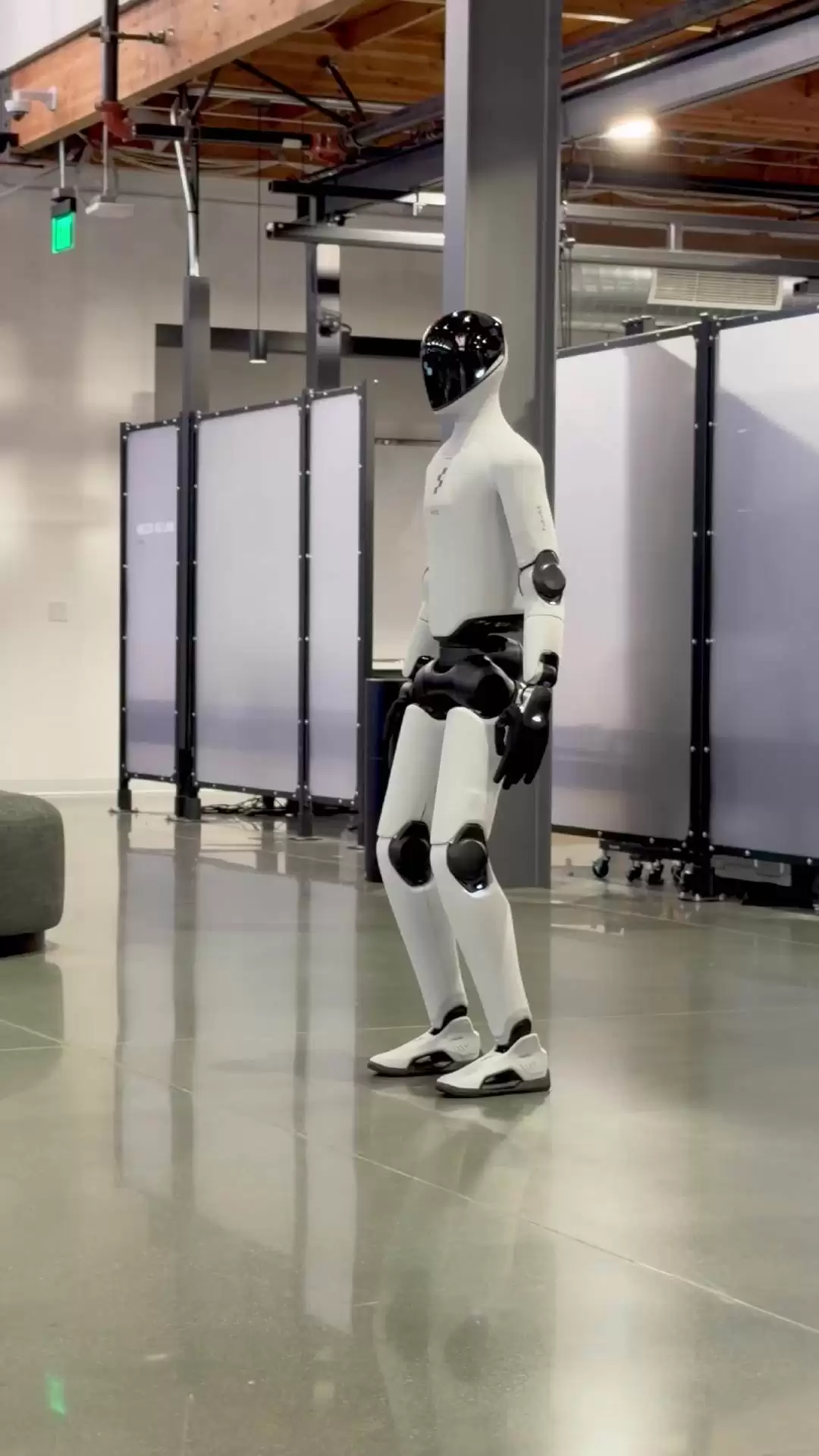 特斯拉之后 Figure AI 也秀肌肉：Figure 03 人形机器人跑起来，还是折返跑