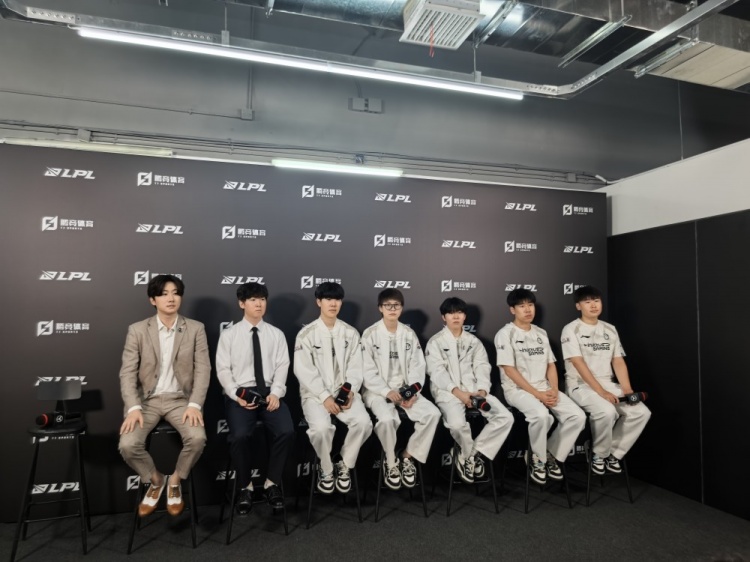 iG0-2不敌FPX,赛后采访教练:小失误同时在一场比赛爆发出来就会很艰难 iG0-2不敌FPX,赛后采访教练:小失误同时在一场比赛爆发出来就会很艰难