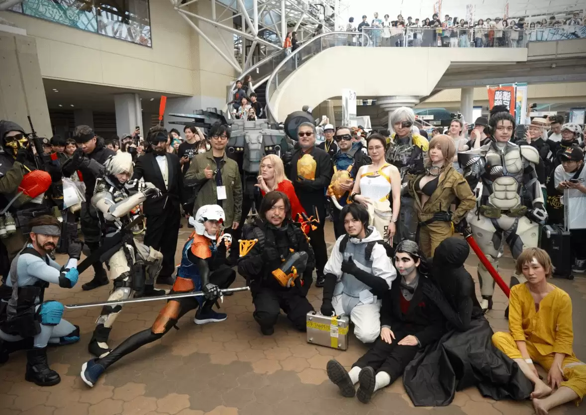 岛哥哥漫展COS人气爆棚，粉丝狂热围观