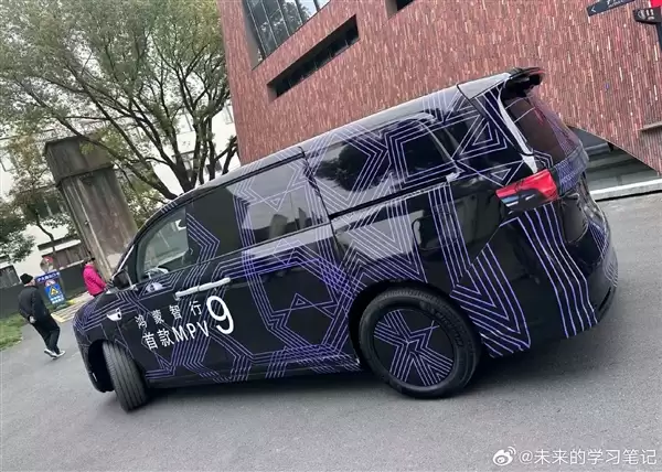 余承东放言超越所有旗舰!鸿蒙智行首款MPV实车曝光