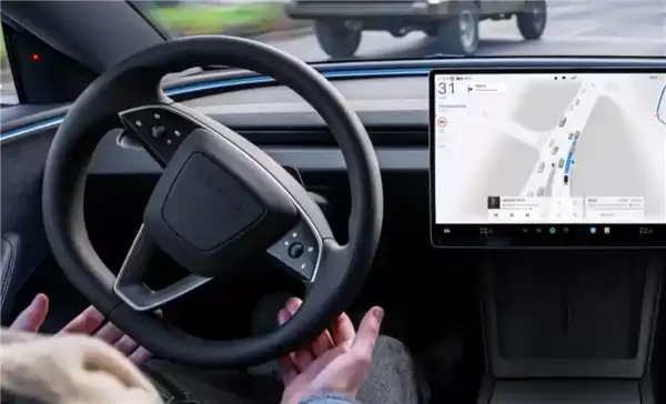 真自动驾驶！车主实测特斯拉FSD V14 全程玩手机没任何提示