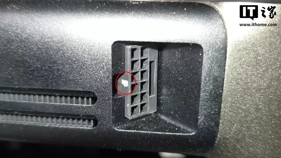用户称 RTX 5080 电源接口卡扣脱落,英伟达拒绝为其更换显卡