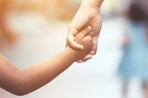 1岁多女童吊环上“开挂” 网友自叹不如