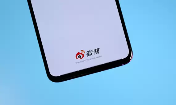 微博CEO王高飞谈AI手机:发微博功能待确认 主流应用操作存限制