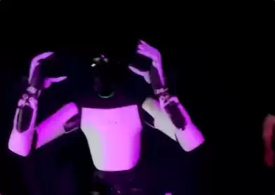 特斯拉Optimus机器人演示时摔倒 手忙脚乱“摘VR头显”露了馅