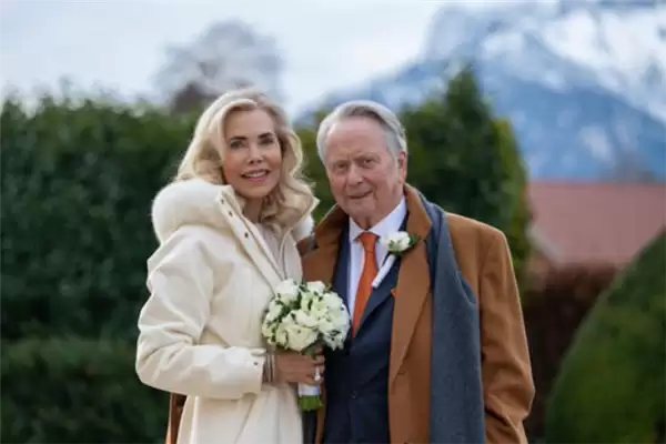 82岁保时捷掌门人第四次结婚：妻子比其小20岁 身世显赫