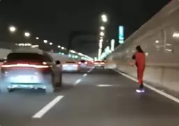 男子踩滑板cos超人在高架上飞驰 交警:威胁公共交通安全