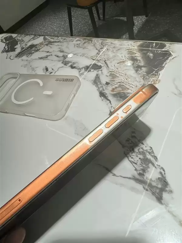 安卓看懵!网友称iPhone 17 Pro Max被湿巾擦掉漆:画面难以置信