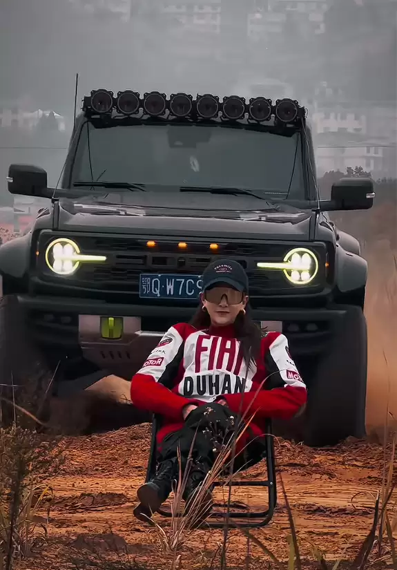 多人已被撞 网友跟风拍摄与冲坡越野车合影视频：太危险！