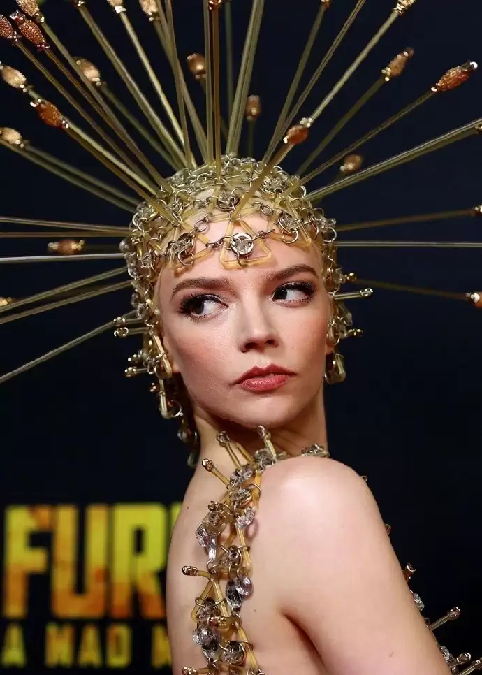 安雅金色尖刺造型惊艳复刻狂暴女神