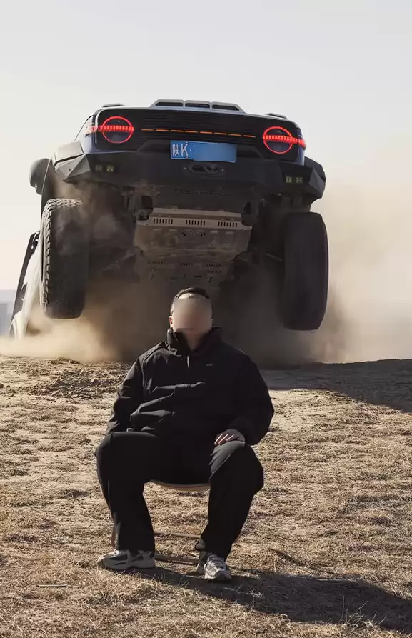 多人已被撞 网友跟风拍摄与冲坡越野车合影视频：太危险！