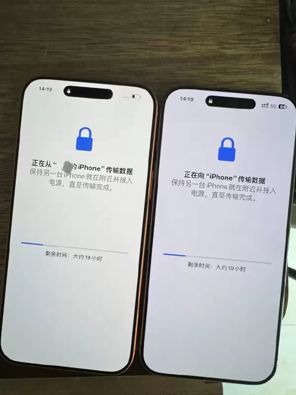 陈伟麟回应iPhone 16 Pro套iPhone 17 Pro壳:新手机在传数据 还要一天多