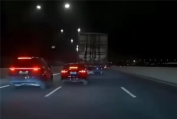 高速公路上一车龟速占道引众怒:两车轮番上前“堵截”