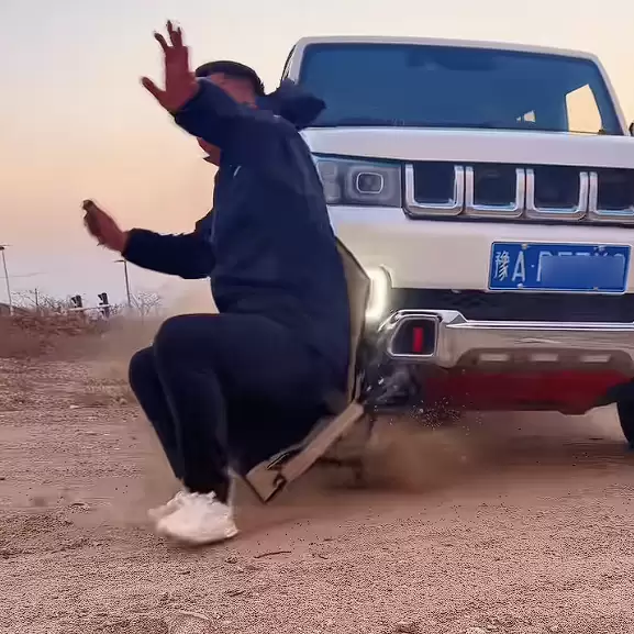 多人已被撞 网友跟风拍摄与冲坡越野车合影视频：太危险！