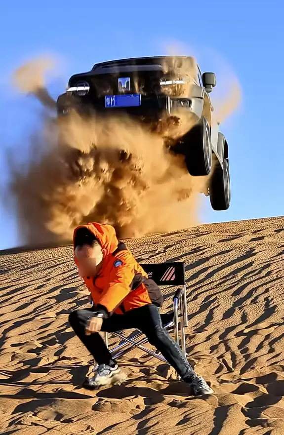 多人已被撞 网友跟风拍摄与冲坡越野车合影视频：太危险！