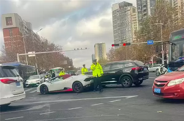 无牌兰博基尼小牛闯红灯转弯被直行SUV撞个正着：损失惨重