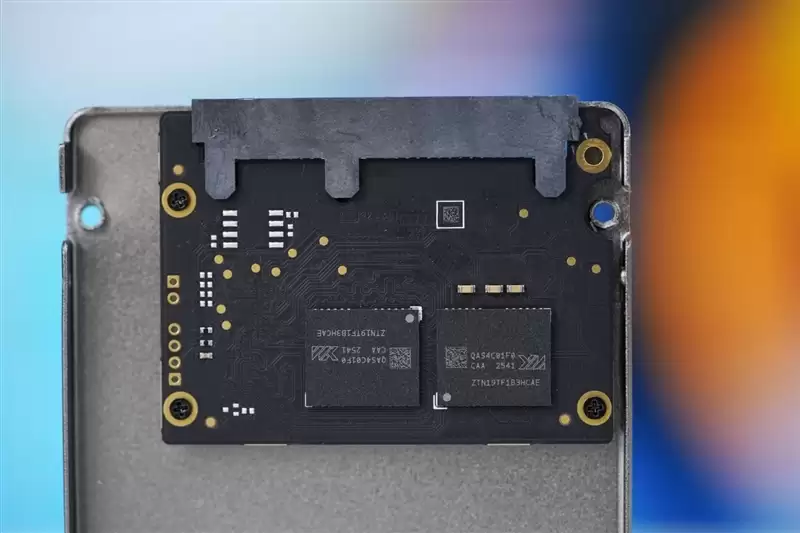 致态小翼S001 SSD评测：SATA接口性能极限 附带软件一键迁移系统