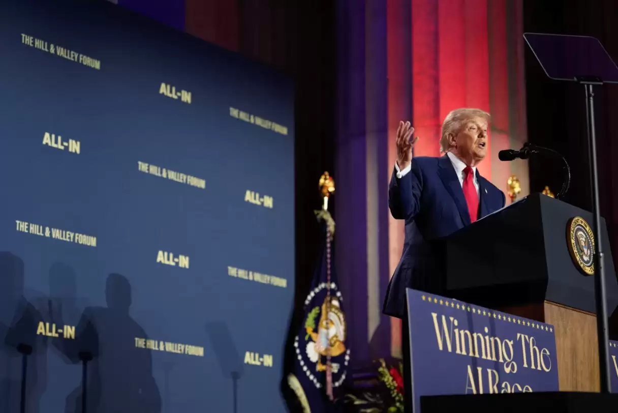 美媒曝黄仁勋椭圆形办公室谏言:州级AI法规或让美国“输掉AI竞赛”