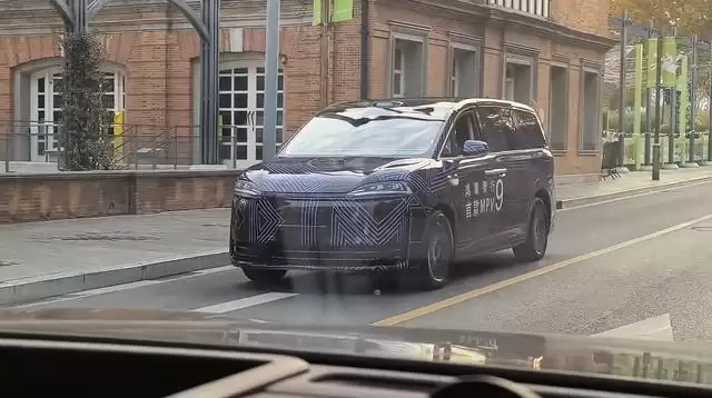 智界明年“不客气了”:奇瑞董事长尹同跃透露将推出跑车级SUV