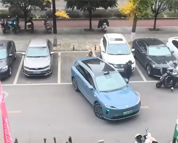 尚界H5遇到人肉占车位 车主巧用调虎离山和自动泊车抢到车位