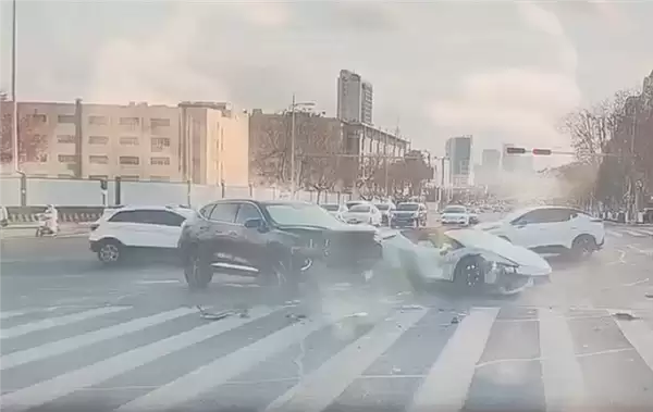 无牌兰博基尼小牛闯红灯转弯被直行SUV撞个正着：损失惨重