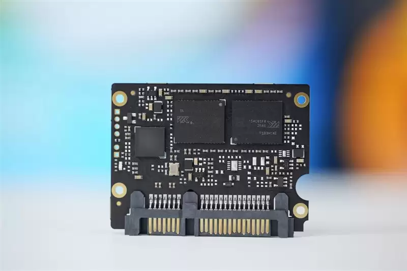 致态小翼S001 SSD评测：SATA接口性能极限 附带软件一键迁移系统